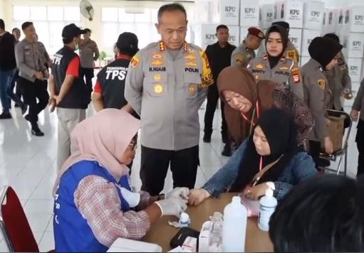 Kapolrestabes Makassar Periksa Kesehatan Petugas TPS, Bagikan Vitamin dan Susu