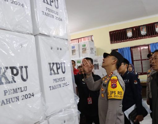 Kapolres Solok Selatan Lakukan Pengecekan Rekapitulasi suara di PPK