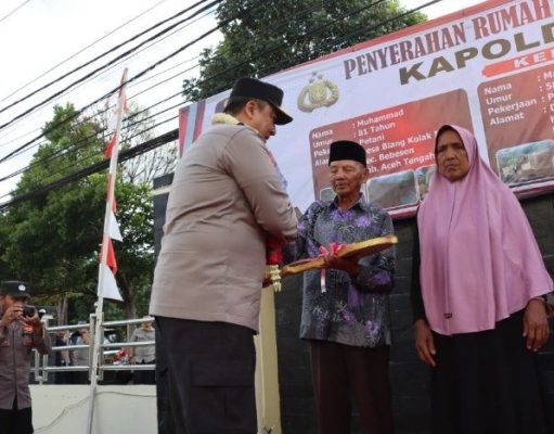 Bantuan Tiga Unit Rumah Layak Huni untuk Masyarakat Kurang Mampu diserahkan Kapolda Aceh