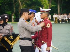 Kapolri Beri Pin Emas Kepada Pengasuh dan Taruna Berprestasi