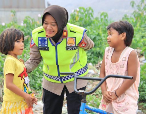 Bertemu Anak Pemulung Yang Tidak Sekolah, AKP Indira Berikan Motivasi dan Ajakan Agar Berniat Untuk Sekolah