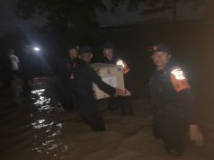 Polda Lampung Respon Cepat Bantu Masyarakat Terdampak Banjir Kerahkan Pasukan Brimob