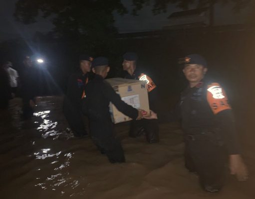 Polda Lampung Respon Cepat Bantu Masyarakat Terdampak Banjir Kerahkan Pasukan Brimob