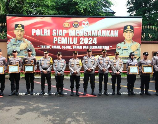 Enam Bintara Dapat Beasiswa dari Kadiv Humas karena Dapat Nilai Tinggi Saat Kompetensi Kehumasan