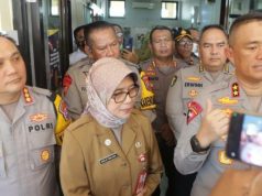 Kapolda Jatim Jengkuk Anggota KPPS yang Dirawat di RS Haji Sukolilo
