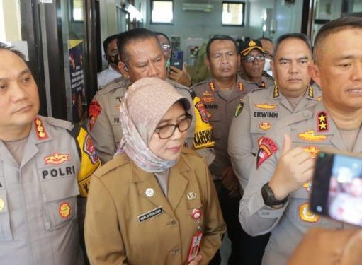 Kapolda Jatim Jengkuk Anggota KPPS yang Dirawat di RS Haji Sukolilo