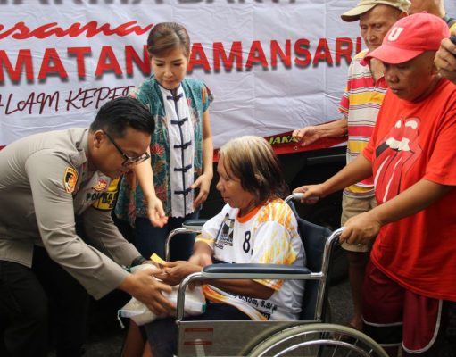 Polsek Metro Tamansari Salurkan 300 Paket Sembako Untuk Masyarakat Kaum Disabilitas di Vihara Darma Bakti
