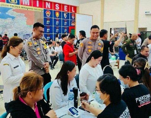 Polri Gelar Pemeriksaan Kesehatan dan Pengobatan Gratis Terhadap Petugas Penyelenggara Pemilu di Minahasa Selatan