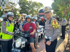 Bagikan Bunga Demi Masyarakat Tertib Momen Operasi Keselamatan Sat Lantas Polres Sragen