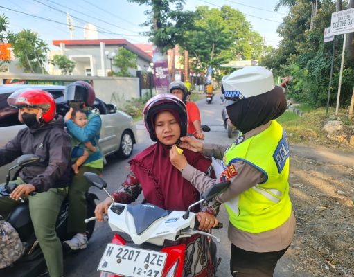 Srikandi Satlantas Polres Demak Ingatkan Pengendara Selalu Klik Helm Untuk Keselamatan