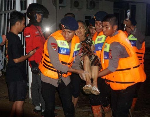 Banjir Melanda Kota Kendari, Brimob Bantu Evakuasi Korban