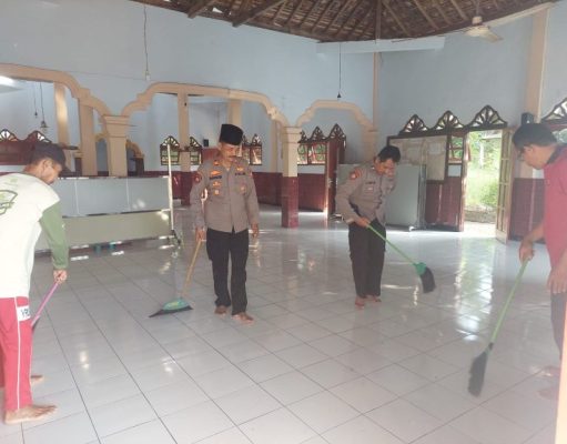 Sambut HUT Bhayangkara Ke-78 Polres Trenggalek Gelar Aksi Resik-Resik Masjid