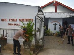 Ratusan Polisi di Trenggalek Kerja Bakti Bersihkan Masjid dan Gereja, Ada Apa?