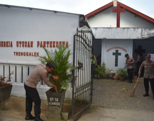 Ratusan Polisi di Trenggalek Kerja Bakti Bersihkan Masjid dan Gereja, Ada Apa?