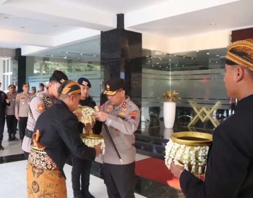 Tradisi Penyerahan Air suci Rangkaian HUT Bhayangkara ke 78 simbol Polda Jateng Hadir Menuju Indonesia Emas