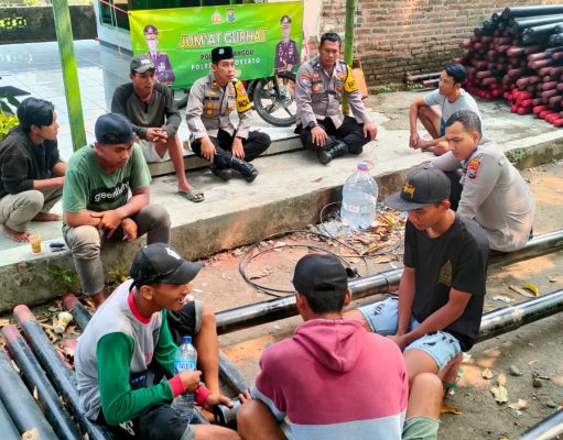 Gelar Jumat Curhat, Kapolsek Dlanggu Himbau Warga Waspada Berita Hoax Jelang Pilkada Serentak 2024