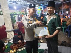 Kapolsek Dlanggu Mendapat Apresiasi Berupa Penghargaan Dari Jamaah Sholawat