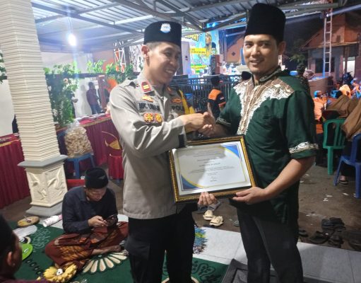Kapolsek Dlanggu Mendapat Apresiasi Berupa Penghargaan Dari Jamaah Sholawat