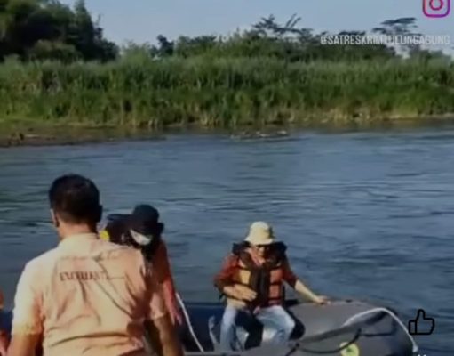 Inafis Polres Tulungagung Datangi TKP Penemuan Mayat Tanpa Indentitas di Daerah Aliran Sungai Brantas