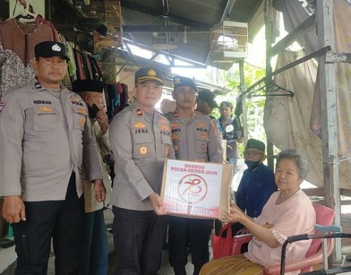 Sambut HUT Bhayangkara ke-78, Polsek Kalideres Distribusikan 75 Paket Sembako kepada Warga Tegal Alur