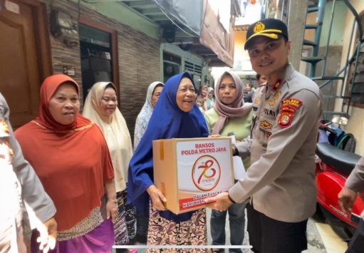 Sambut HUT Bhayangkara ke-78 Polsek Grogol Petamburan Berbagi 70 Paket Sembako di Kampung Sawah
