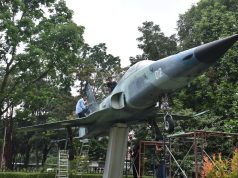 Jelang HUT Ke-73 Koopsud I Personel Lanud Husein Sastranegara Bersihkan Tugu Pesawat F5 Tiger di Taman Lalu Lintas Bandung