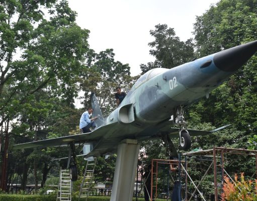 Jelang HUT Ke-73 Koopsud I Personel Lanud Husein Sastranegara Bersihkan Tugu Pesawat F5 Tiger di Taman Lalu Lintas Bandung
