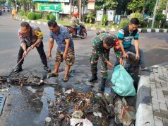 Sinergitas Bhabinkamtibmas Timuran bersama Babinsa Bersihkan Gorong – Gorong