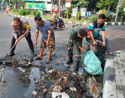Sinergitas Bhabinkamtibmas Timuran bersama Babinsa Bersihkan Gorong – Gorong
