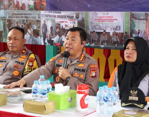 Jum’at Curhat Plus Kapolres Metro Jakarta Pusat Dalam Rangkaian Pelayanan Bulan Bakti Polri Presisi Bersama Warga di Poskamling RW 011 Johar Baru