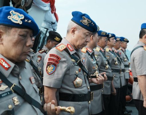Sambut HUT ke-78 Bhayangkara, Kabaharkam Tabur Bunga di Teluk Jakarta