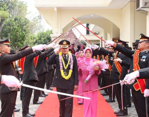 Tradisi Pedang Pora, Iringi Wisuda Purna Bhakti Personel Polres Grobogan