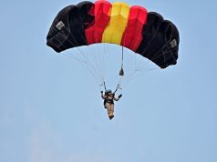 Meriahkan HUT Bhayangkara Ke-76, 15 Penerjun TNI-Polri Unjuk Kemahiran