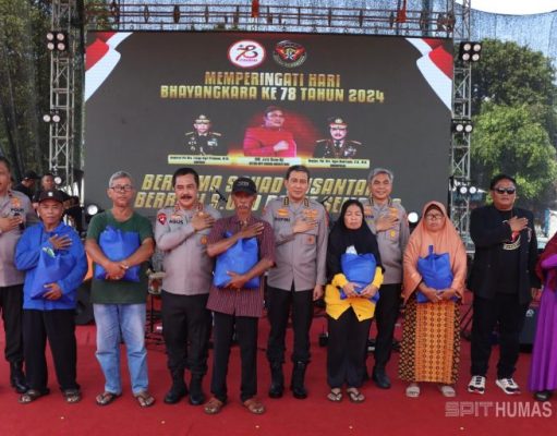 Squad Nusantara Bersama Wakapolri Bagikan 5.000 Sembako ke Warga Semarang
