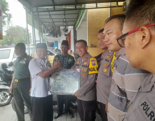 Tasyakuran Sambut Hari Bhayangkara ke-78, Kapolsek Dlanggu Dapat Kado Penghargaan dari Camat