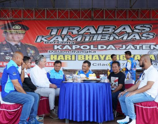 Dalam Acara Trabas Kamtibmas dan Baksos Di Cilacap Irjen Pol Ahmad Luthfi Bagikan Ribuan Paket Sembako
