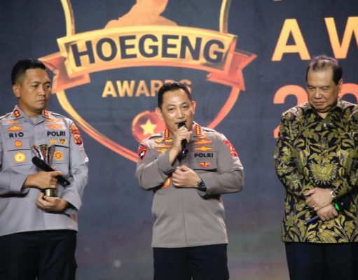 Terharu Gelaran Hoegeng Awards 2024, Kapolri Terpaksa Ambil ‘Tisu’