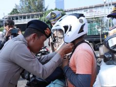 Operasi Patuh Jaya 2024, Satlantas Polres Metro Jakbar Bagikan Helm dan Jaket Kepada Pengendara