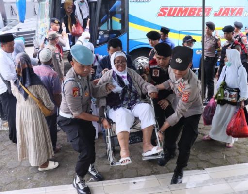 Polres Ciamis Sambut Kepulangan Jamaah Haji Kloter Terakhir 2024