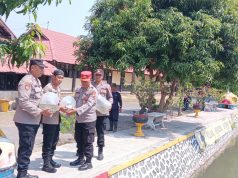 Polres Mojokerto Tebar 5000 Benih Ikan Nila Jatimbulan di Kolam SPN Polda Jatim