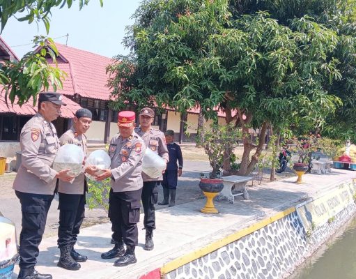 Polres Mojokerto Tebar 5000 Benih Ikan Nila Jatimbulan di Kolam SPN Polda Jatim