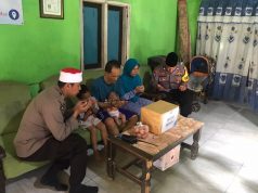 Peduli Sesama, Polsek Dlanggu Beri Bantu Sosial Kepada Pasutri Tunanetra