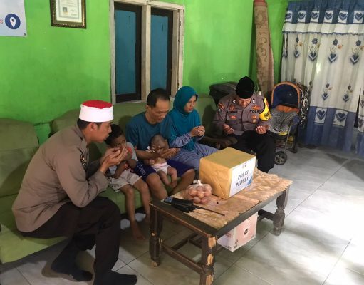 Peduli Sesama, Polsek Dlanggu Beri Bantu Sosial Kepada Pasutri Tunanetra