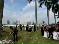 Selesai Pesta Rakyat di Monas Polisi Lakukan Bersih-bersih
