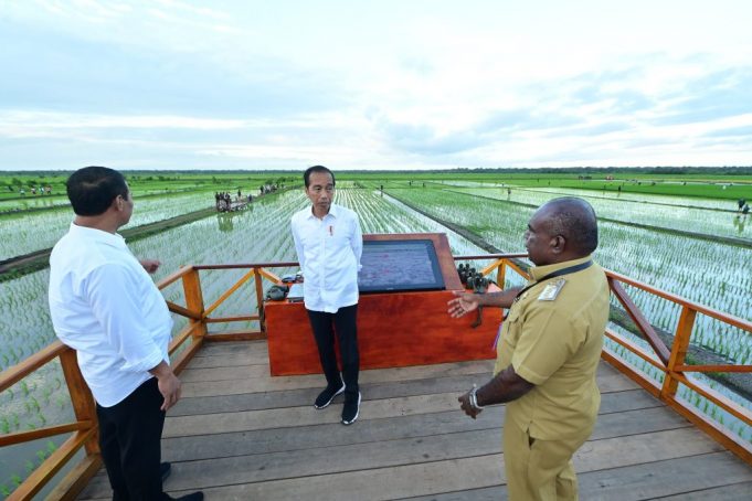 Presiden-Jokowi-dan-Ibu-Iriana-Tinjau-Simulasi-Drone-Tabur-Pupuk-di-Papua-Selatan-1024x683