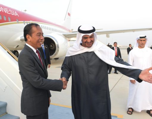 Tiba di Abu Dhabi, Presiden Jokowi Disambut Langsung Presiden MBZ di Bandara Zayed