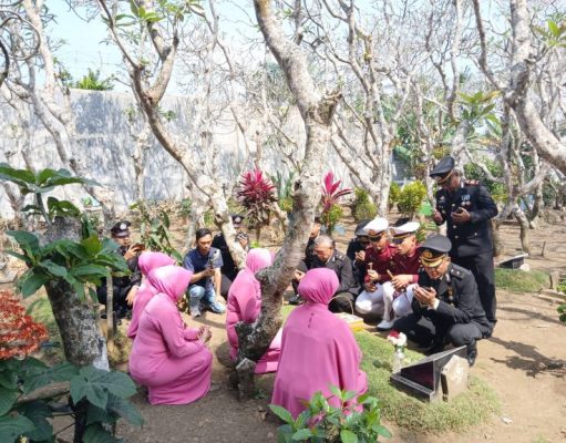 Peringati HUT Bhayangkara ke-78, Polres Malang Ziarah ke Makam Korban Tragedi Kanjuruhan
