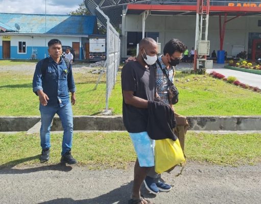 Satgas Damai Cartenz Kawal Penyerahan Tersangka Domius Wenda ke Kejari Jayawijaya