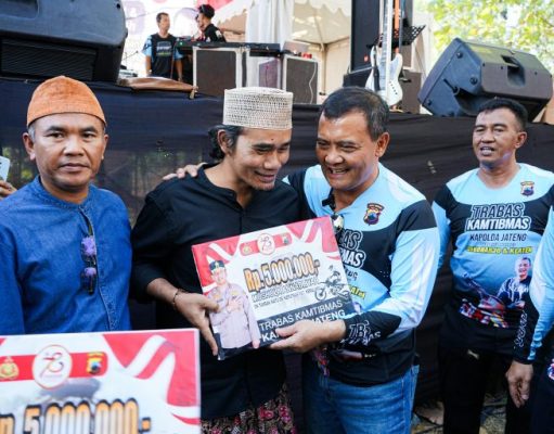 Polda Jateng Bakti Sosial, Kesehatan, dan Penanaman 1.000 Bibit Pohon di Sukoharjo