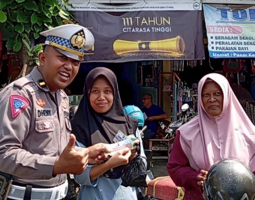 Satlantas Polres Pekalongan Sosialisasikan Operasi Patuh Candi 2024 kepada Pedagang Pasar Karanganyar